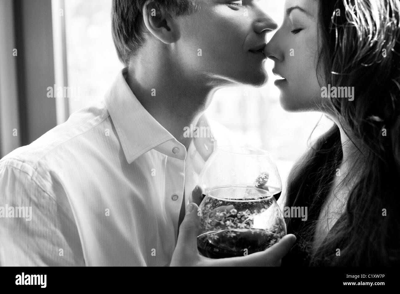 Man kissing woman Banque D'Images