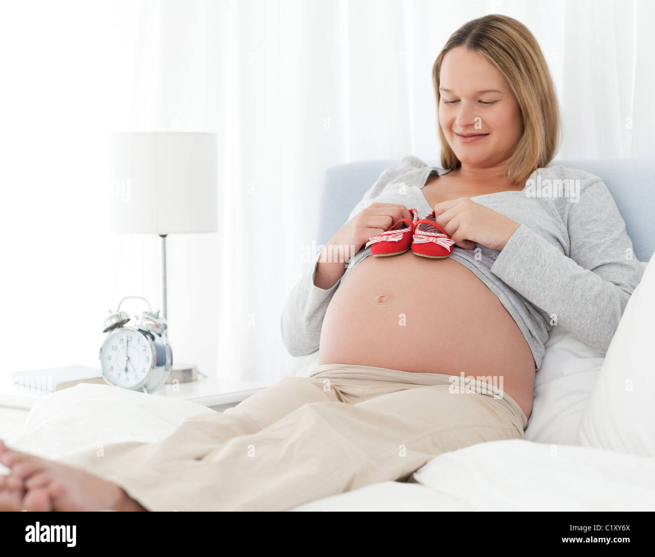 Jolie Femme Enceinte De Mettre Bebe Sur Son Ventre Photo Stock Alamy