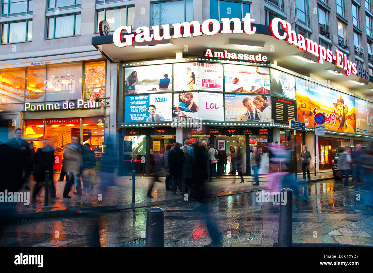 Paris, France, scène de rue animée, Cinéma Gaumont, vitrines, illuminé au crépuscule, pluie, sur l'Av. Champs-Elysées, affiches de cinéma, enseigne extérieure Banque D'Images