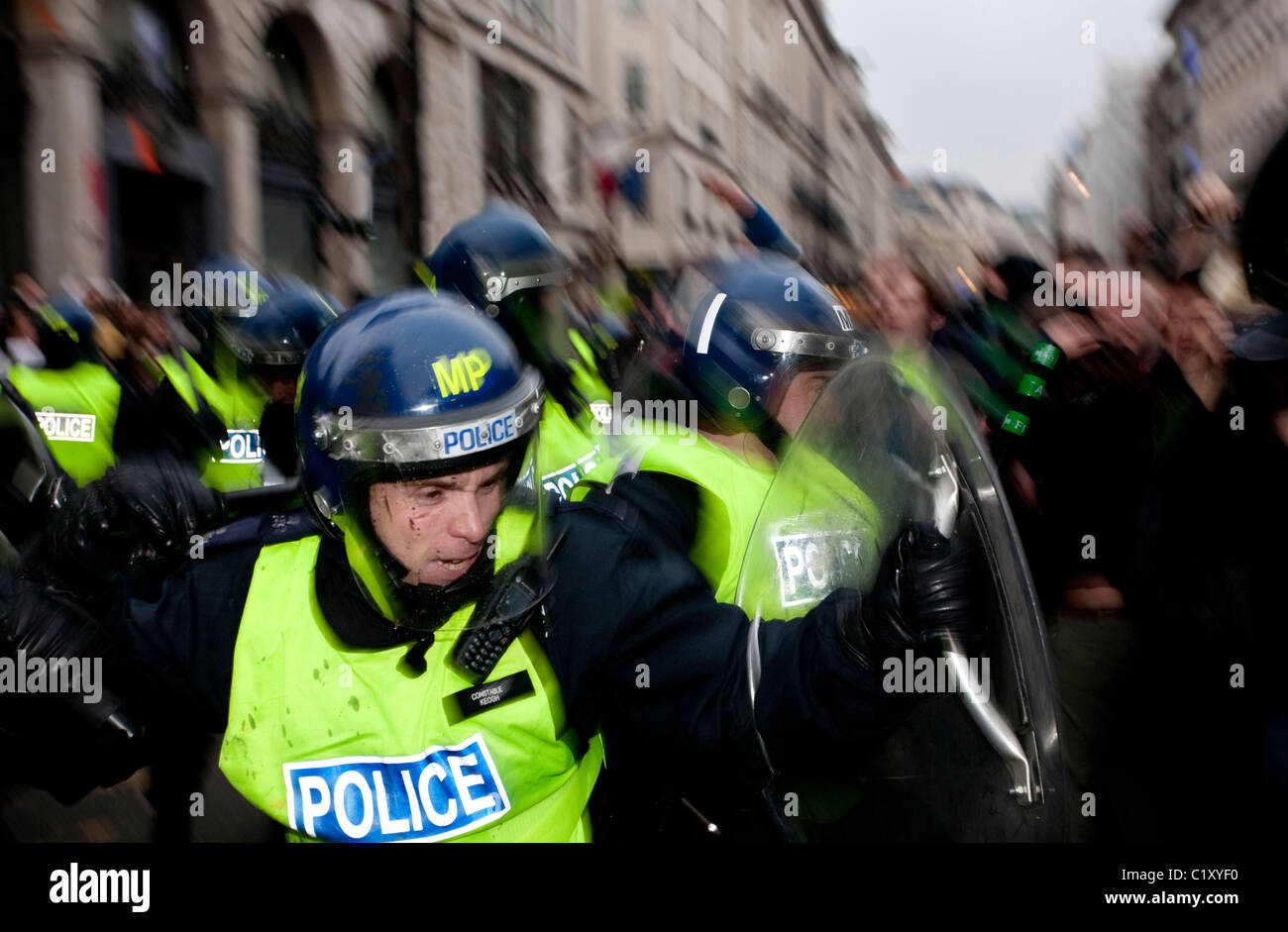 Anti-Cuts mars 26/03/2011, Londres, Royaume-Uni La police anti-émeute en conflit avec les manifestants sur Piccadilly au cours de violentes manifestations. Banque D'Images