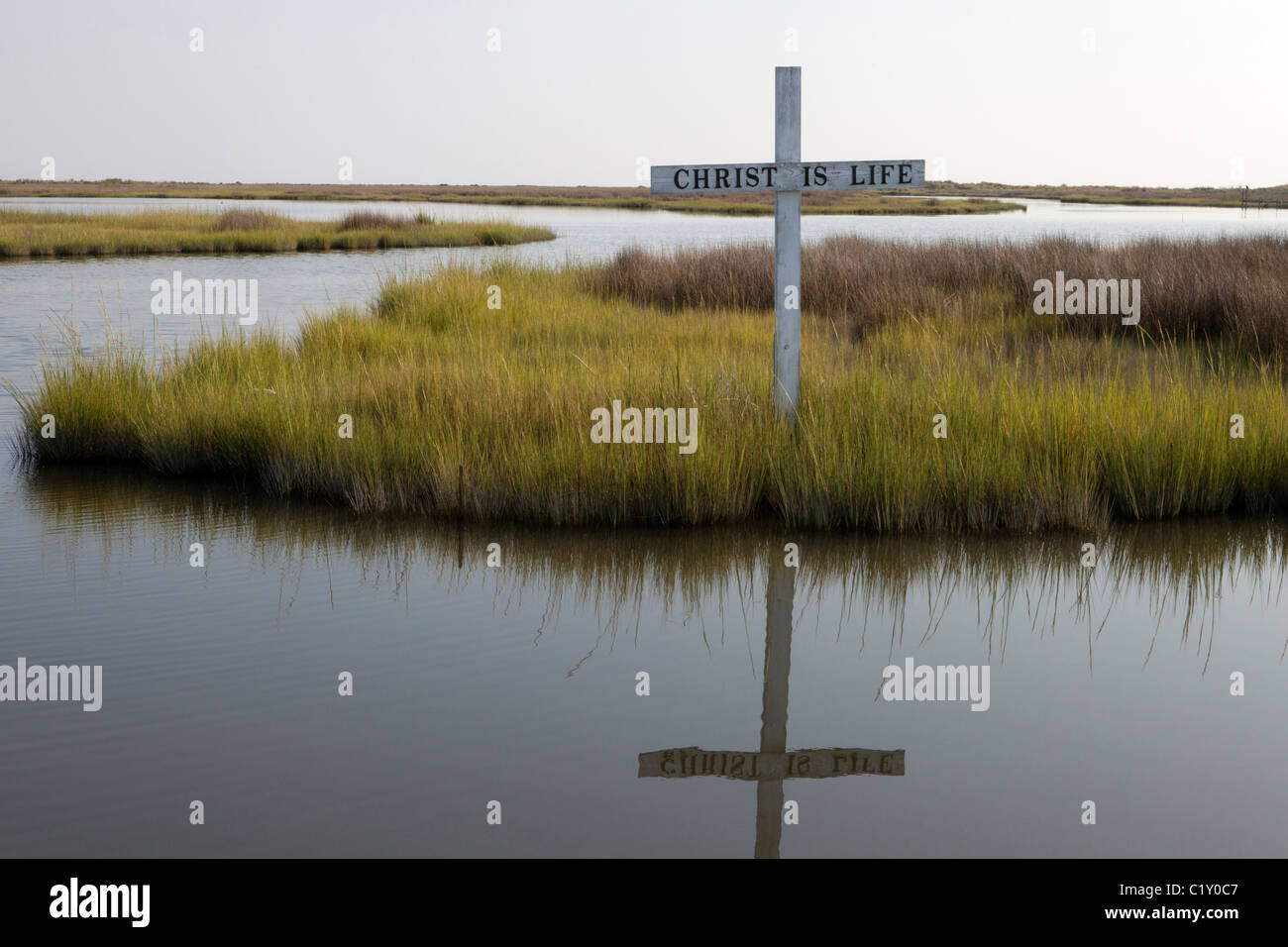 Croix chrétienne inscrite "Christ est la vie" dans les marais, l'île de Tangier, Virginia, USA Banque D'Images