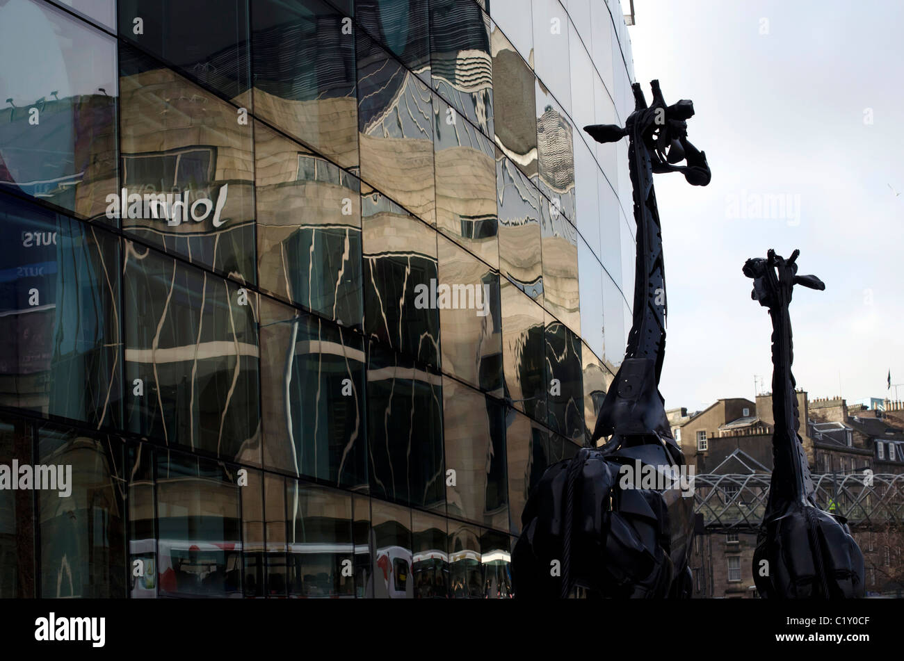 Girafe sculptures dans le centre d'Édimbourg, en Écosse. Banque D'Images
