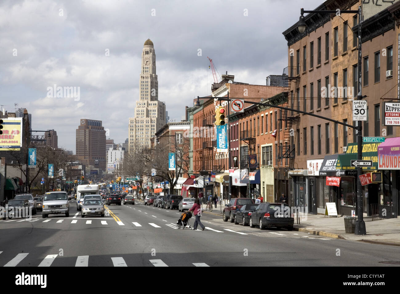 Regardant vers le bas de l'Avenue Flatbush Park Slope/Prospect Heights avec la Williamsburg Savings Bank jalon dans l'arrière-plan. Banque D'Images