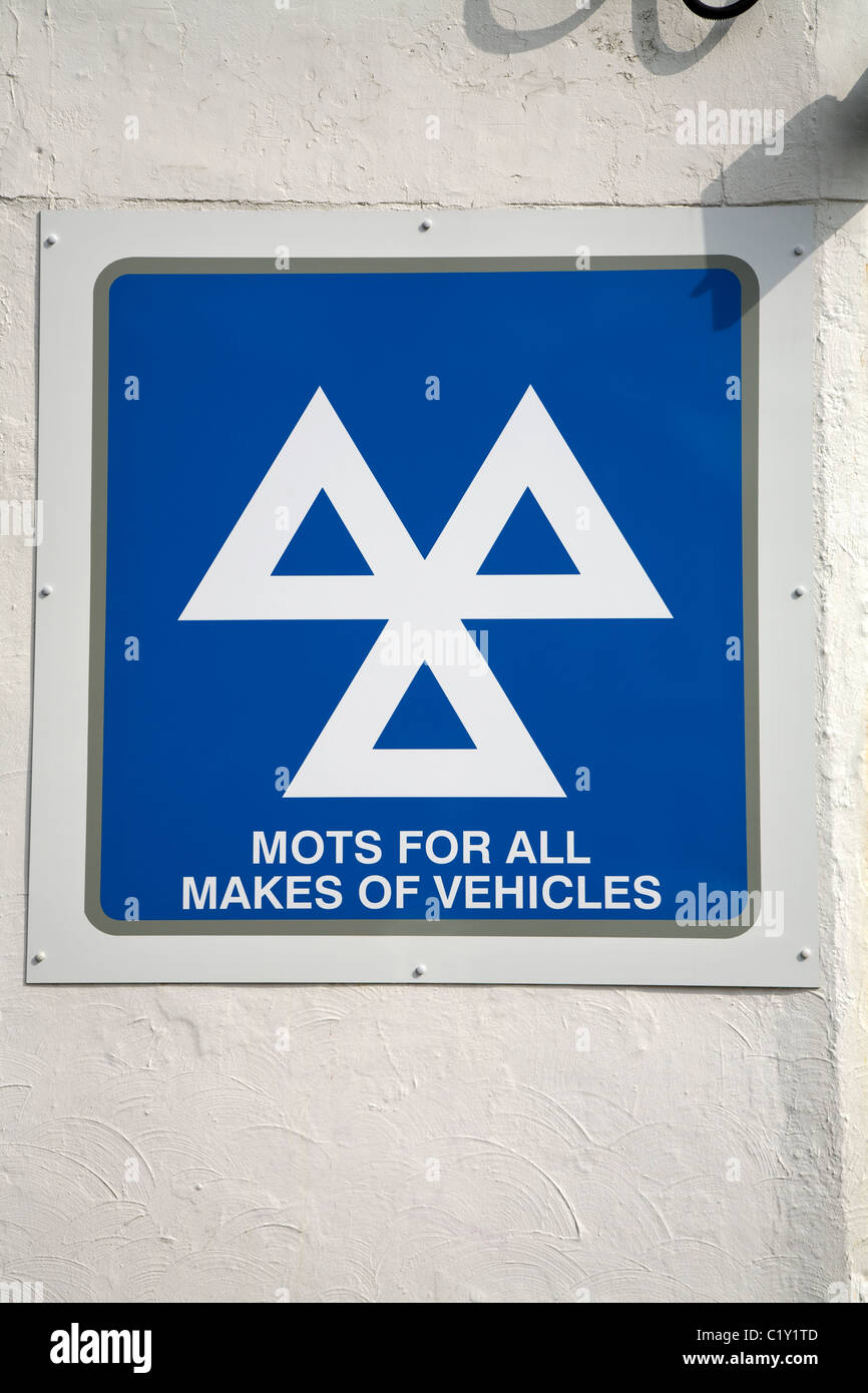 MOT / MOTs signer / logo dans un garage qui est aussi un ministère des Transports et des essais sur des véhicules automobiles et de station-service. Banque D'Images MOT / MOTs signer / logo dans un garage qui est aussi un ministère des Transports et des essais sur des véhicules automobiles et de station-service. Banque D'Images