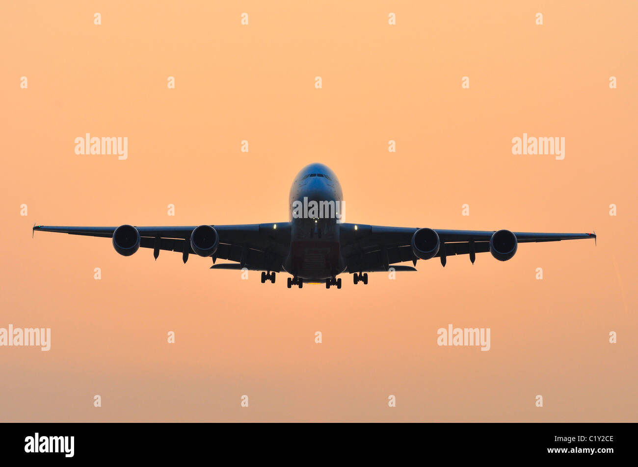 Avion Airbus A380 entrée en terre pendant le coucher du soleil à l'aéroport d'Heathrow Banque D'Images