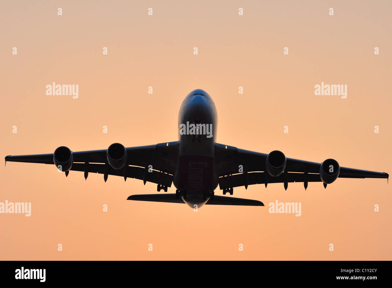 Avion Airbus A380 entrée en terre pendant le coucher du soleil à l'aéroport d'Heathrow Banque D'Images