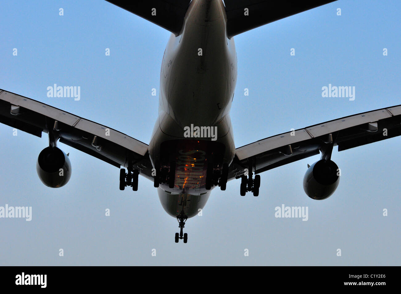 Entrée en avion pendant le coucher du soleil des terres à l'aéroport d'Heathrow Banque D'Images