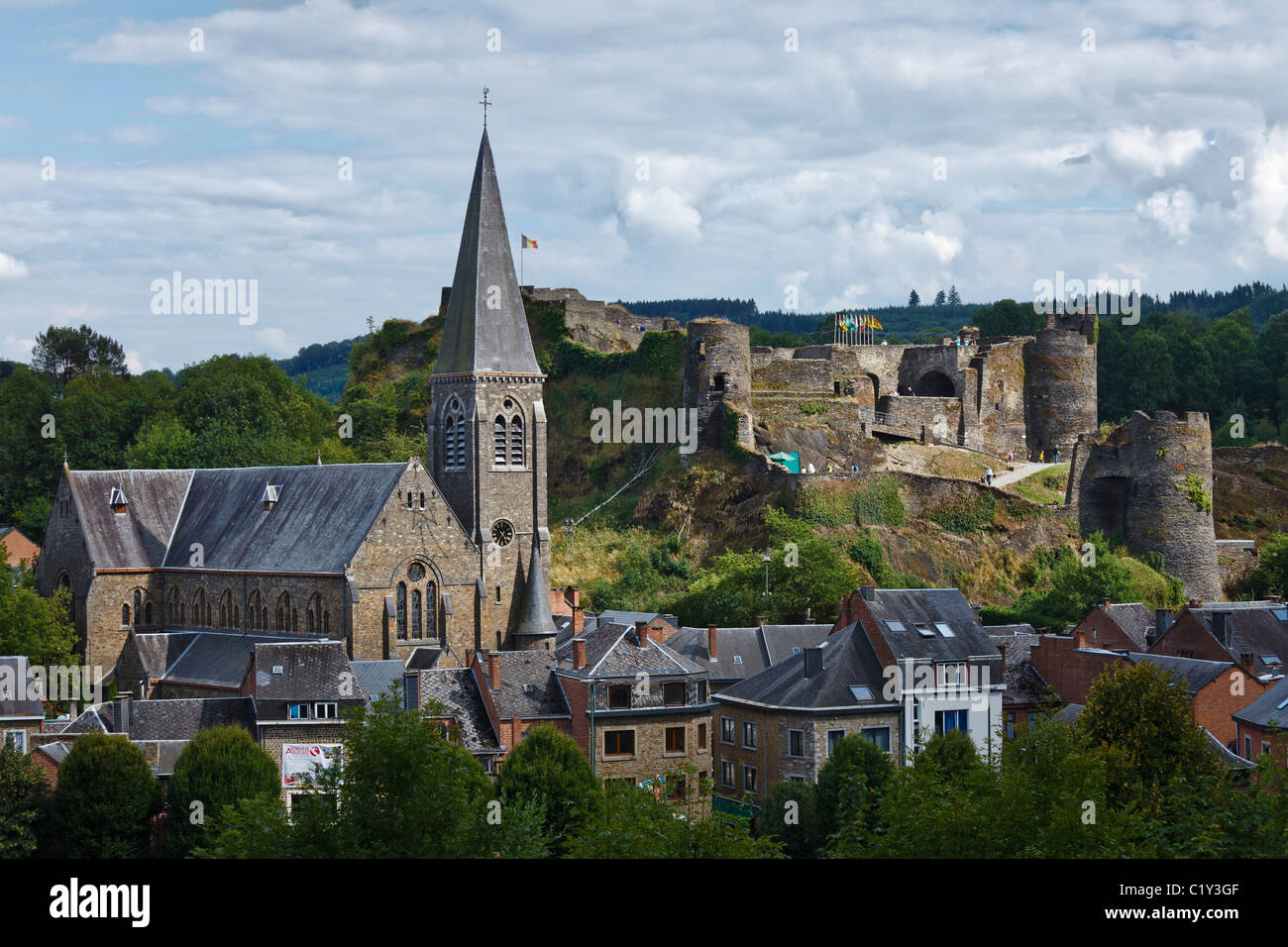 L'église St Nicolas et le château, La Roche-en-Ardenne, Luxembourg, Wallonie, Belgique Banque D'Images