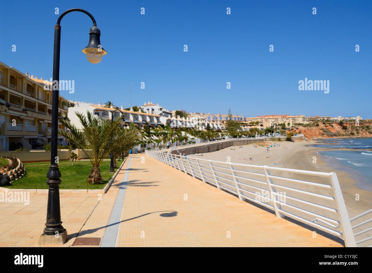 La promenade à Aguamarina Plage à Dehesa de Campoamor, Orihuela, Alicante province, Spain. Banque D'Images
