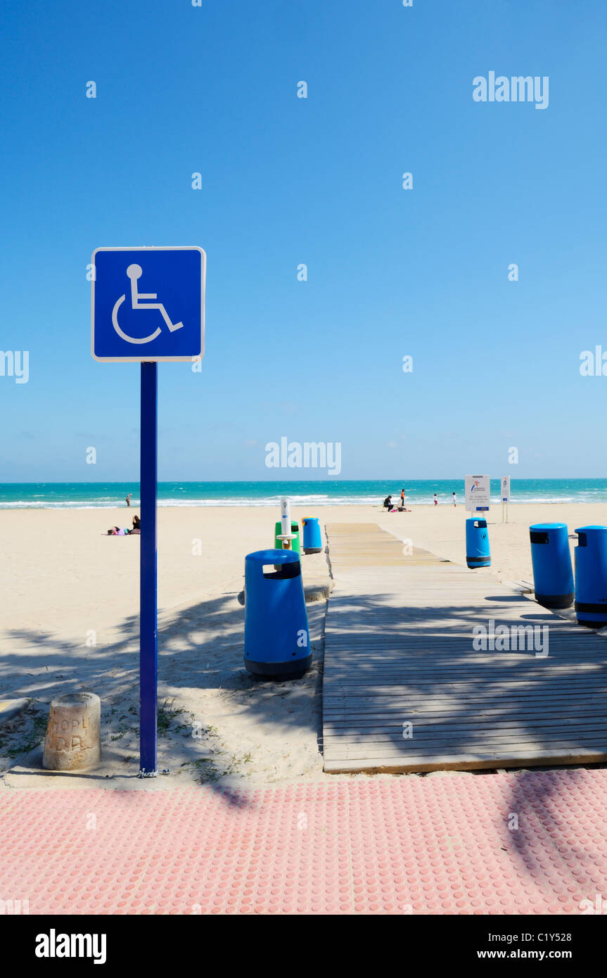 Une rampe d'accès handicapés à Campoamor beach à Dehesa de Campoamor, Orihuela, Alicante province, Spain. Banque D'Images