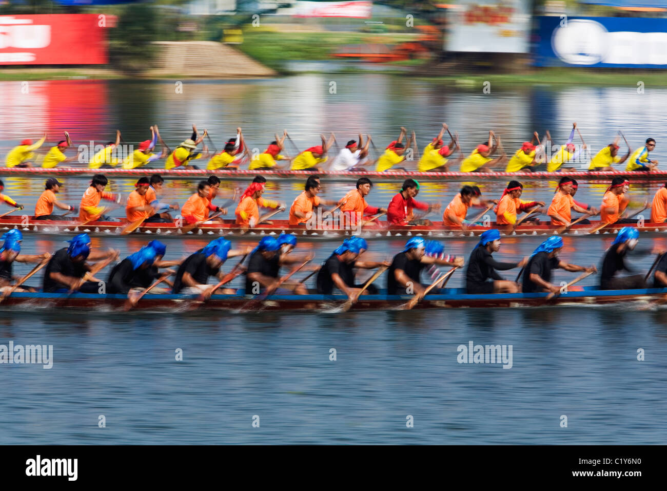 Les équipes de bateau course pendant la Château Cire festival à Sakhon Nakhon, Sakhon Nakhon province, Thailand Banque D'Images