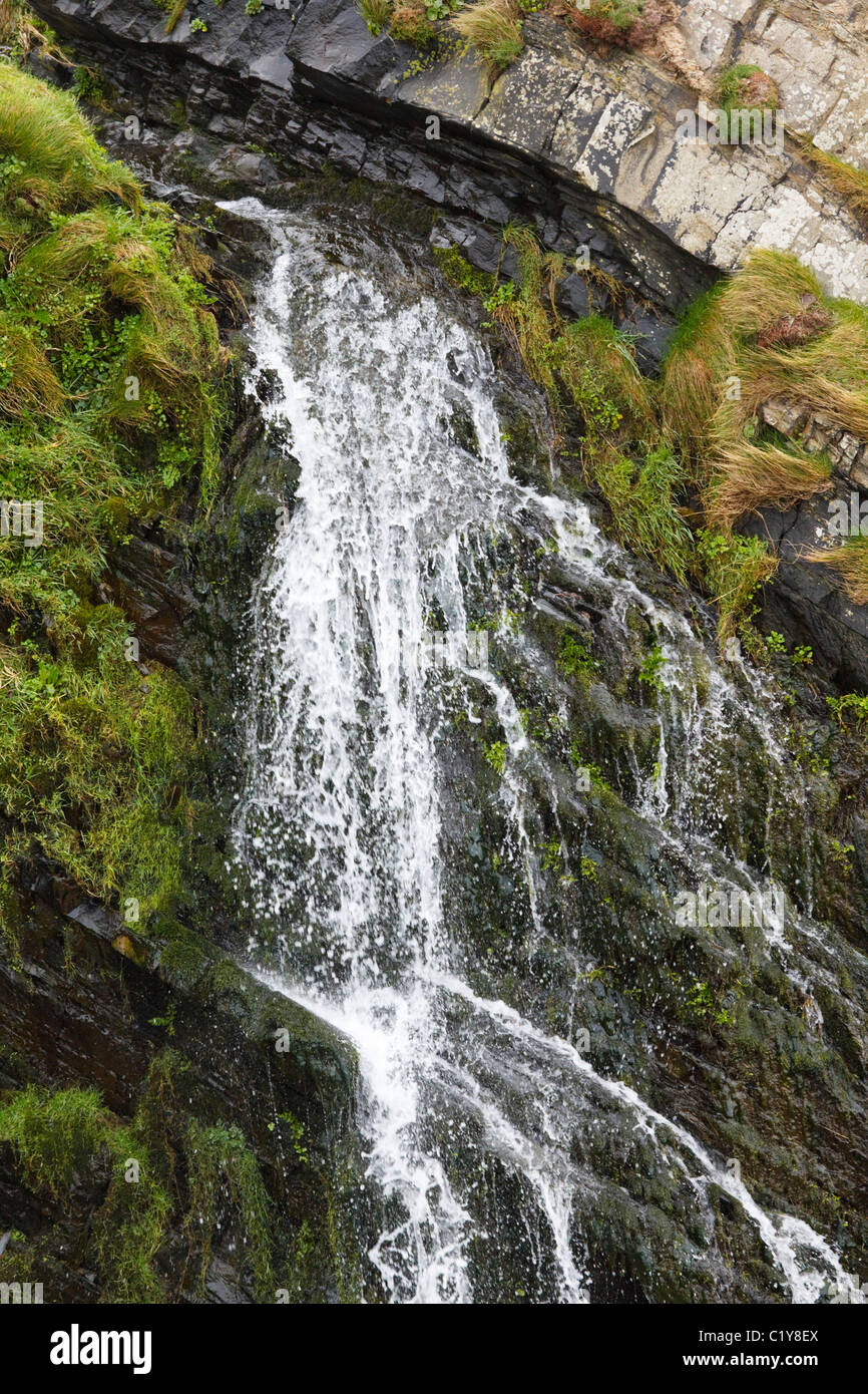 Cascade sur le South West Coast Path, au sud de Hartland Quay, Devon Banque D'Images