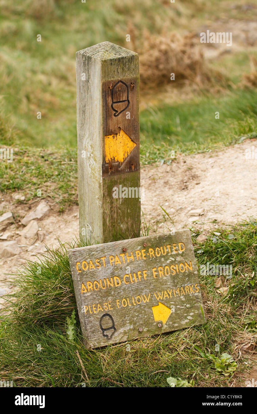 Signe de détour sur le South West Coast Path en évitant l'érosion des falaises à Hartland Quay, Devon. Banque D'Images