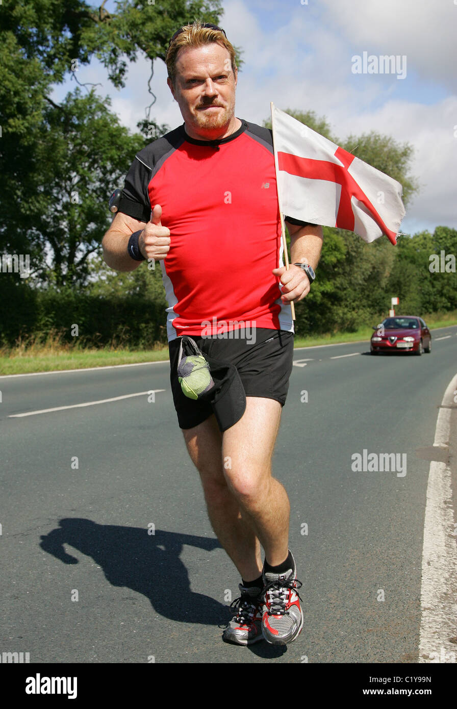 Eddie Izzard continue sur son marathon 24 défi comme il fait son chemin à travers de Harrogate Leeds dans l'aide de secours Sport Banque D'Images