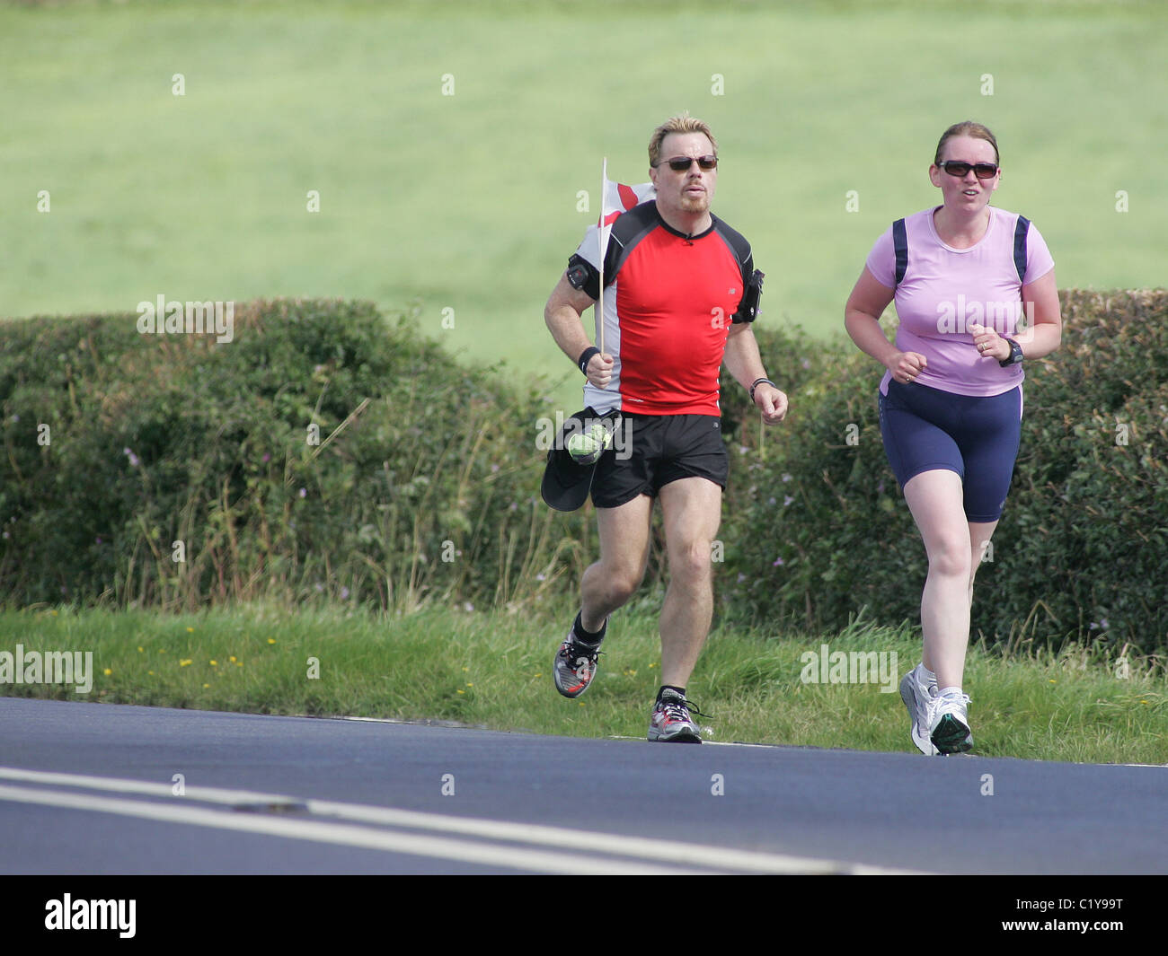 Eddie Izzard continue sur son marathon 24 défi comme il fait son chemin à travers de Harrogate Leeds dans l'aide de secours Sport Banque D'Images