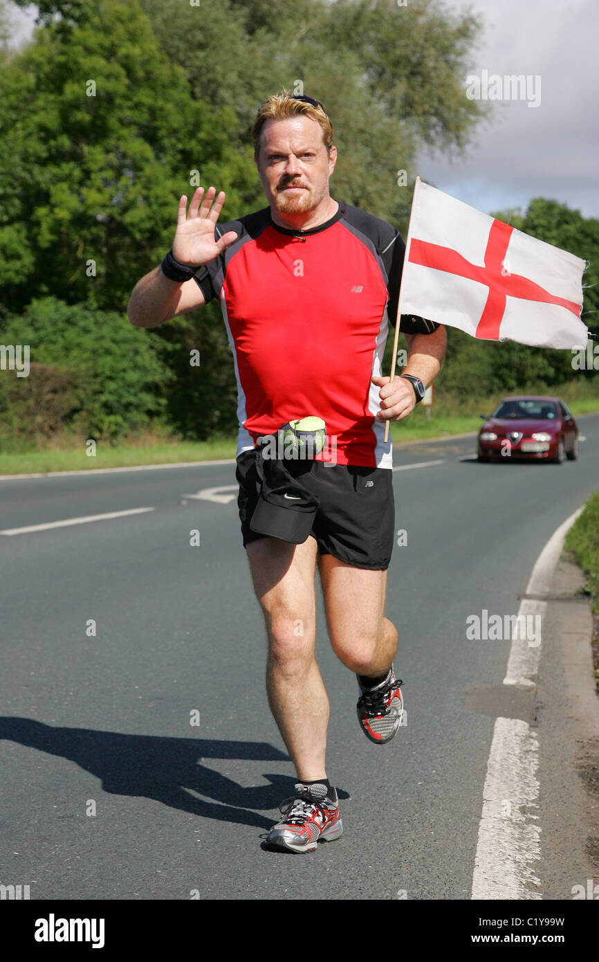 Eddie Izzard continue sur son marathon 24 défi comme il fait son chemin à travers de Harrogate Leeds dans l'aide de secours Sport Banque D'Images