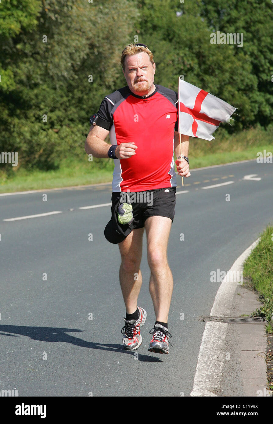 Eddie Izzard continue sur son marathon 24 défi comme il fait son chemin à travers de Harrogate Leeds dans l'aide de secours Sport Banque D'Images
