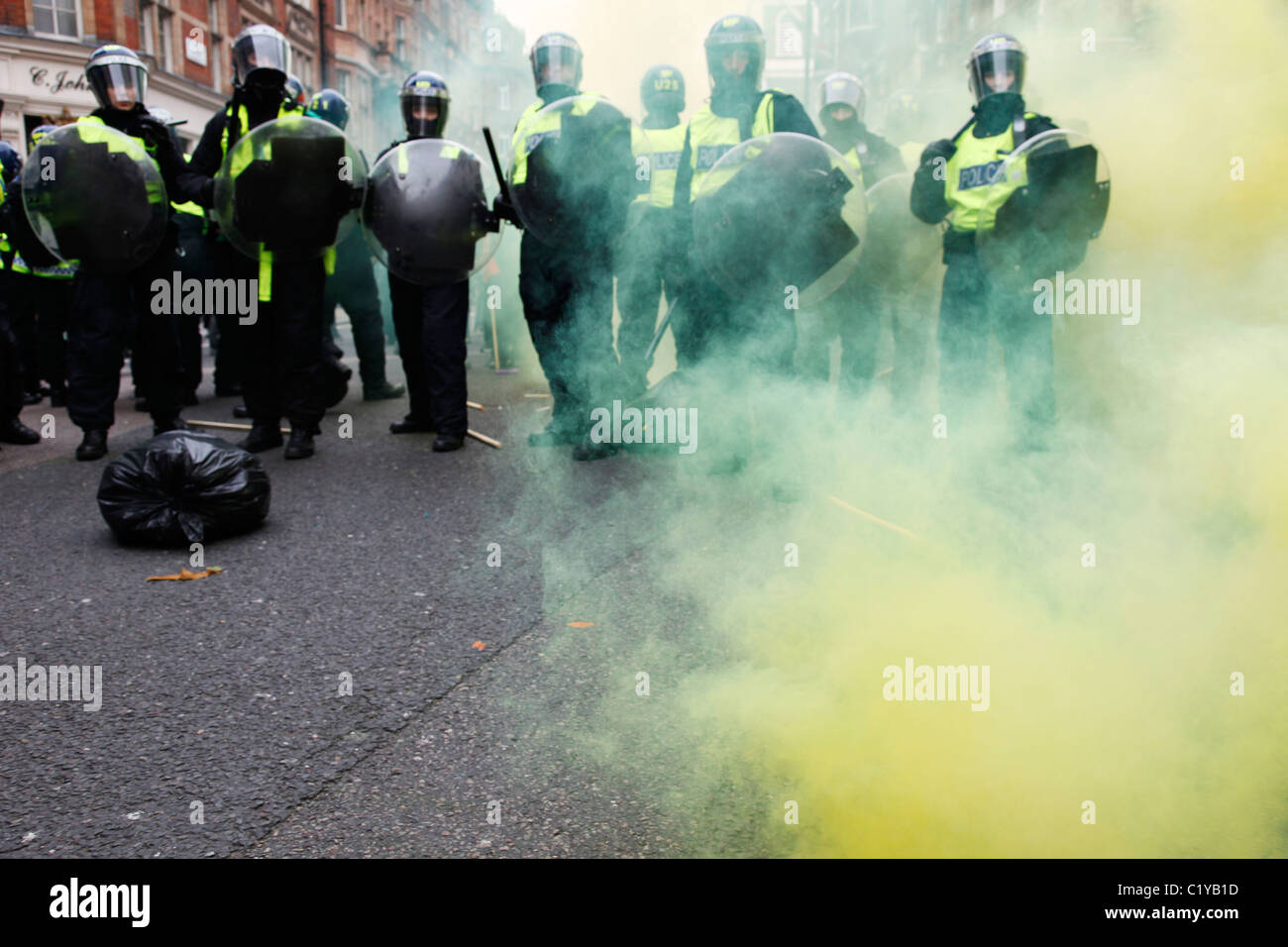 La police anti-émeute comme anti capitalistes sur le rampage à travers le centre de Londres sur l'arrière de la TUC pacifiques de protestation. Banque D'Images