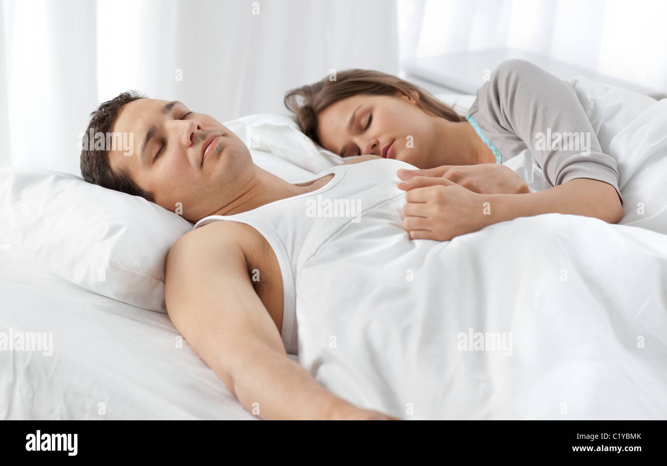 Cute Couple Dormir Ensemble Sur Leur Lit Photo Stock Alamy