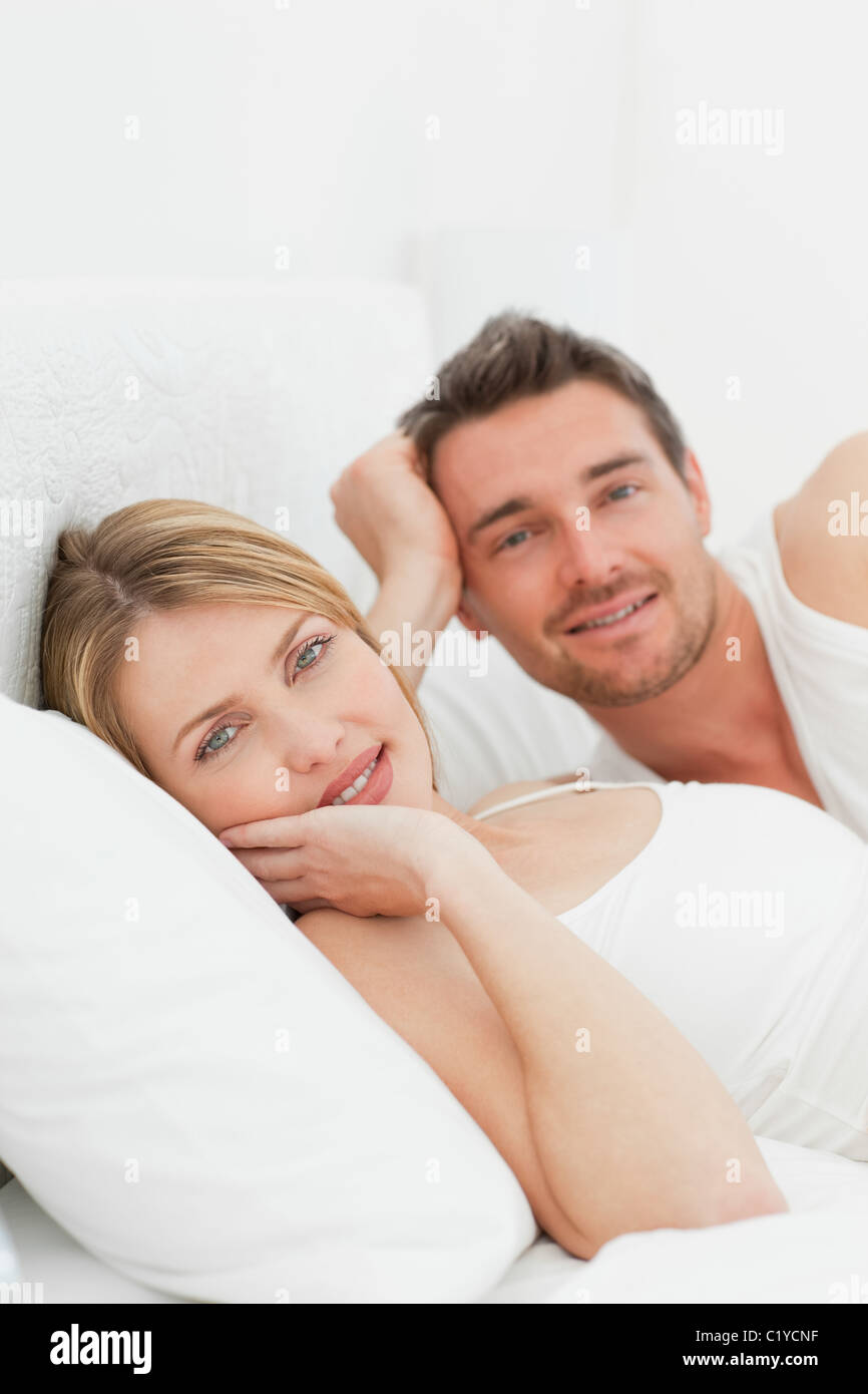 Cute couple couché ensemble dans leur lit Photo Stock - Alamy