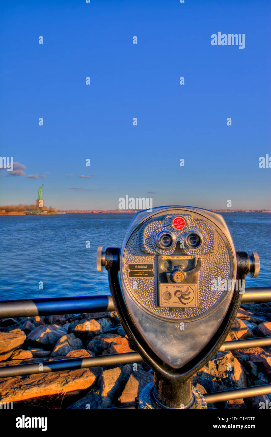 Jumelles commerciale axée sur la Statue de la liberté à partir de Liberty State Park dans le New Jersey au coucher du soleil Banque D'Images