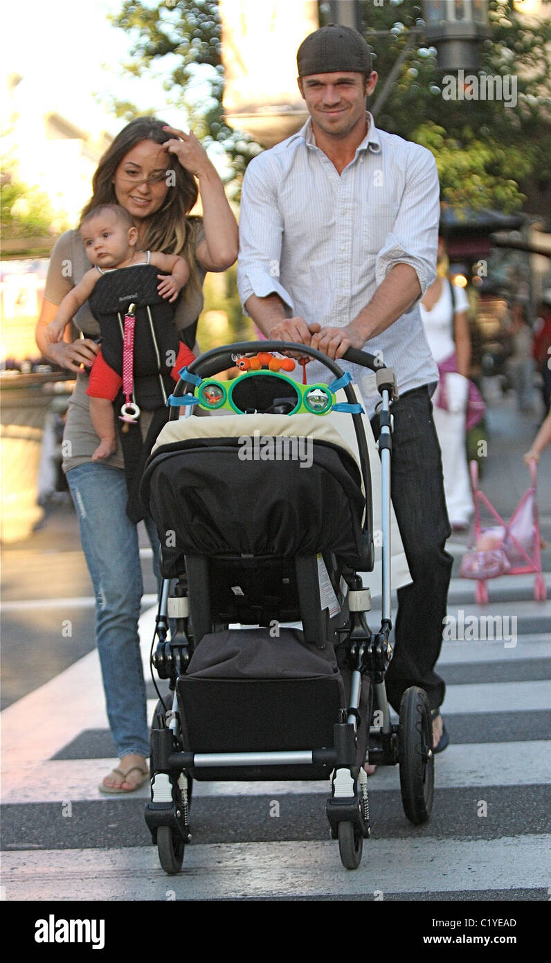 Cam Gigandet shopping avec sa petite amie Dominique Geisendorff et leur  fille Everleigh Ray Gigandet dans Hollywood Los Photo Stock - Alamy