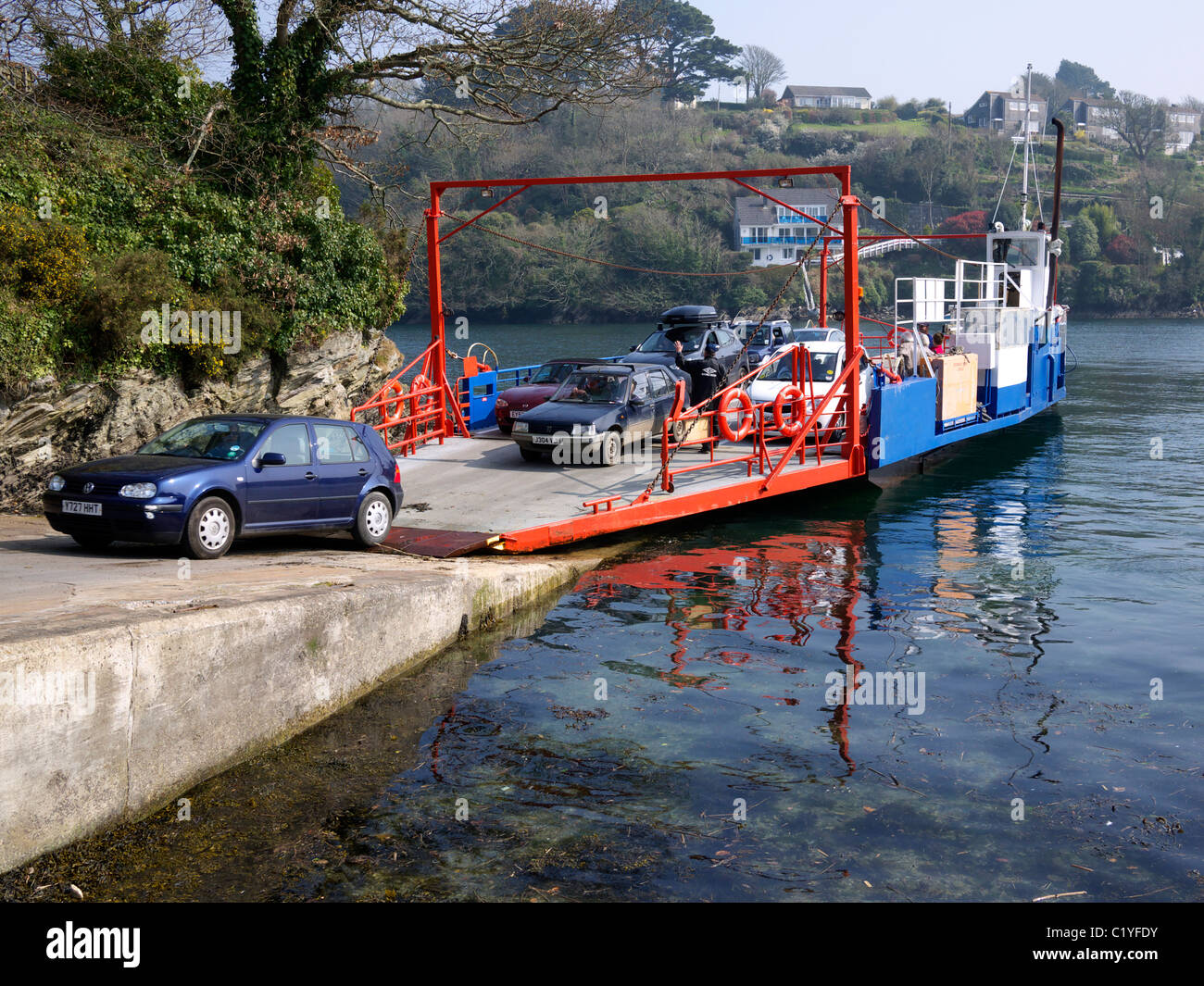 Traversier pour passagers et véhicules à Bodinnick Caffa Mill Fowey Cornwall UK Banque D'Images