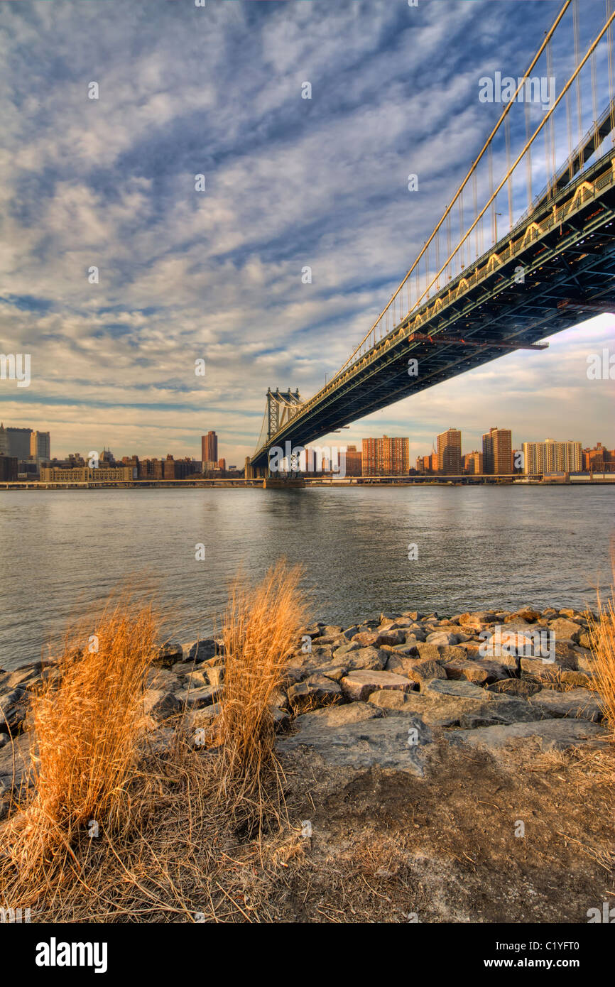 Manhattan Bridge au lever du soleil de Brooklyn Bridge Park à Brooklyn Banque D'Images