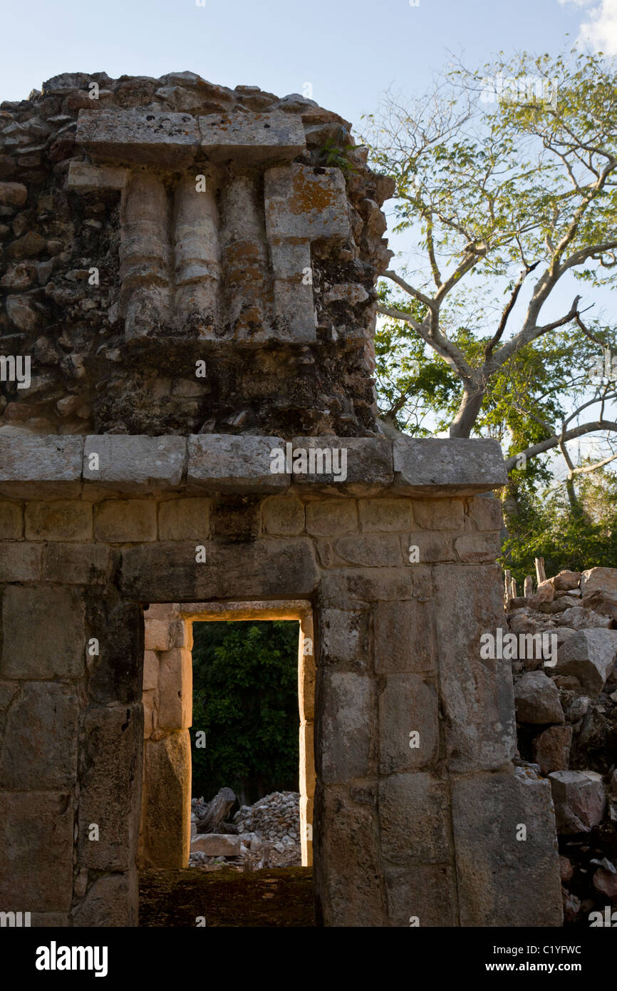 Dans la porte du temple maya ruines de Xlapak (vieux murs) le long de la  Route Puuc dans la péninsule du Yucatán, au Mexique. 600 - 1000 A.D Photo  Stock - Alamy