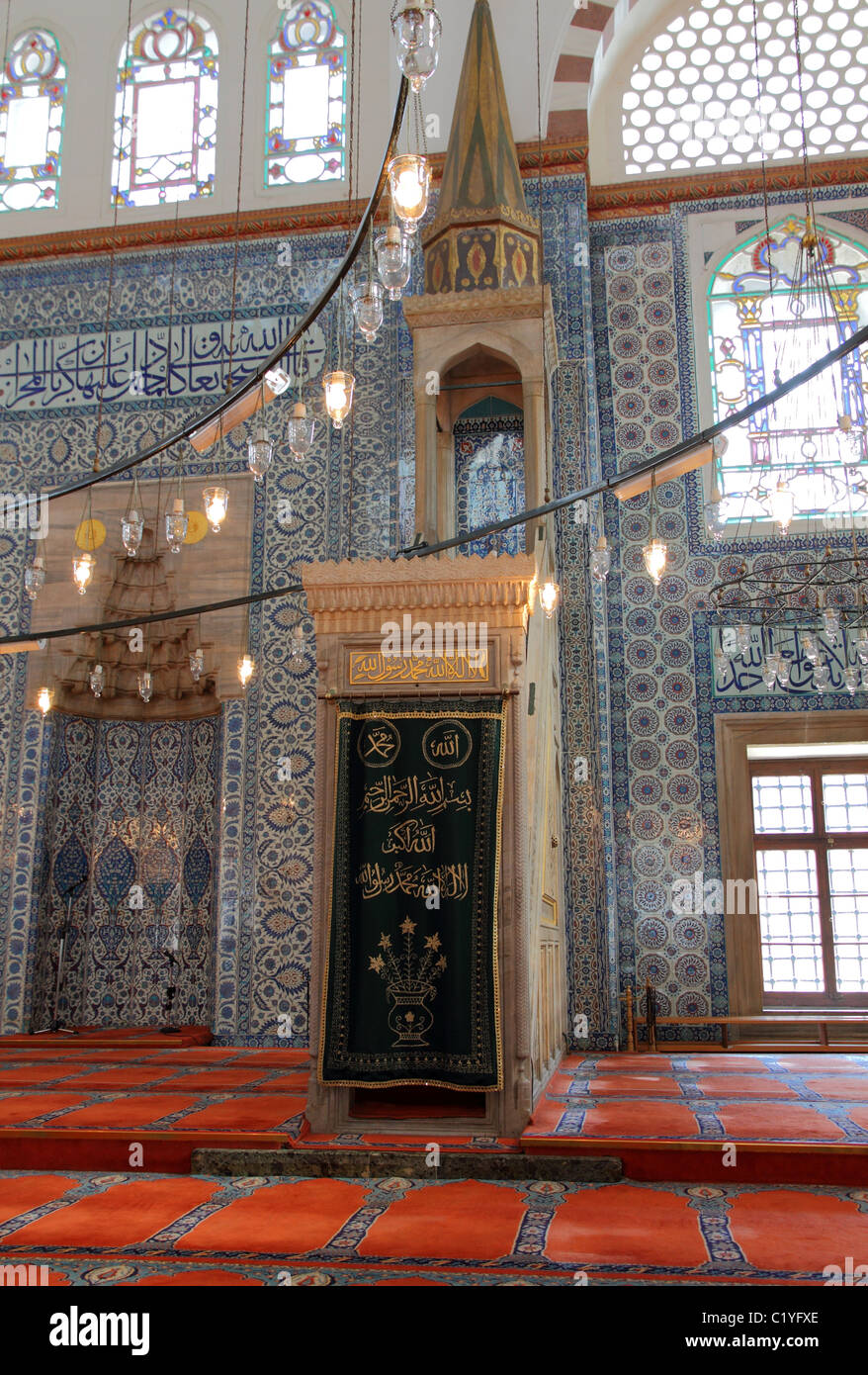 Minbar en vieux mosque in Istanbul, utilisé par le ministre Chatib de prêcher à partir de Banque D'Images