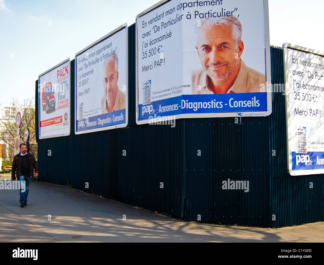 Paris, France, Publicité française, Affiches extérieures, panneaux  publicitaires, Publicité commerciale immobilière, affiches de rue sur le  mur Photo Stock - Alamy