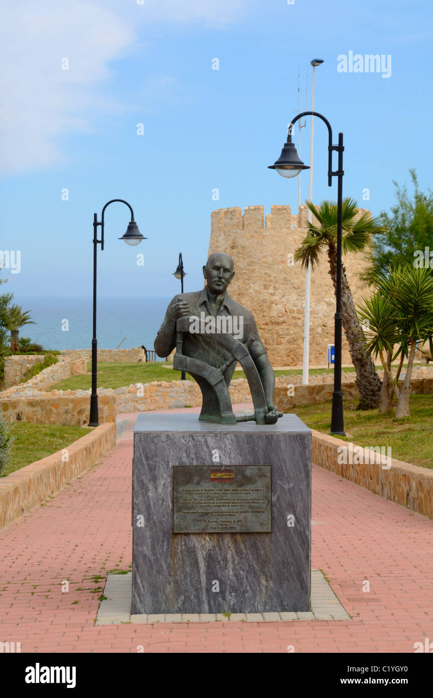 Statue de Nils Gäbel à Torre del Moro, Torrevieja, Alicante province, Spain. Nils Gäbel fut le premier résident étranger de Torrevieja. Banque D'Images