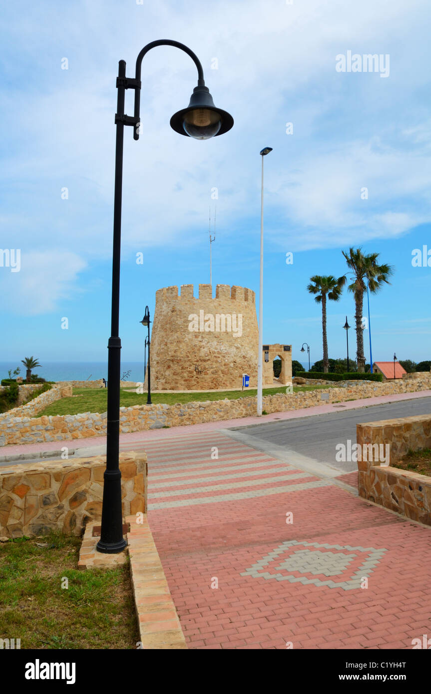 Torre del Moro tour de garde dans la ville méditerranéenne de Torrevieja, Alicante, Espagne. Banque D'Images