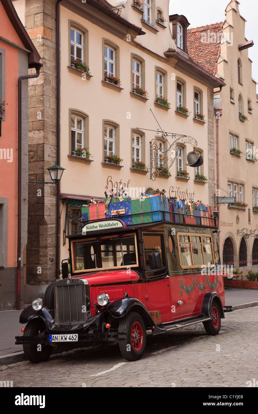 Vintage rouge Asquith la publicité automobile célèbre Kathe Wohlfahrt boutique Noël à Rothenburg ob der Tauber, Bavaria, Germany, Europe Banque D'Images