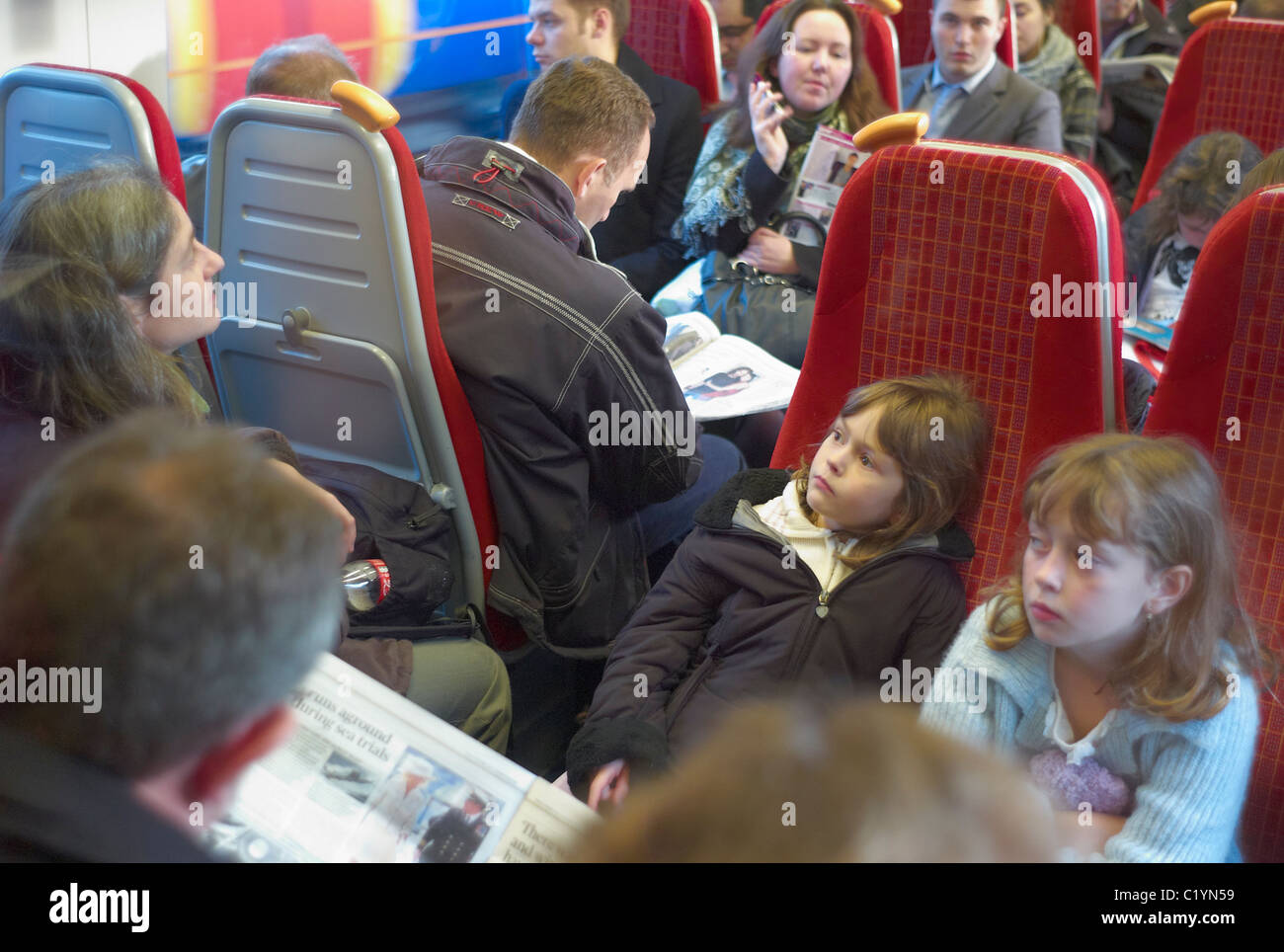 Les passagers d'un service de trains bondés au sud-ouest de la gare de Paddington à la lecture et à l'ouest de l'Angleterre Banque D'Images