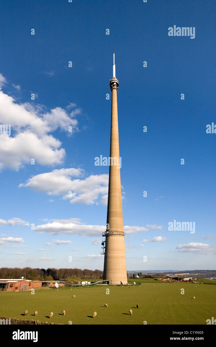 La tour d'Arqiva aka l'Emley Moor station d'émission de télévision du mât et structure autoportante au Royaume-Uni Emley West Yorks Banque D'Images