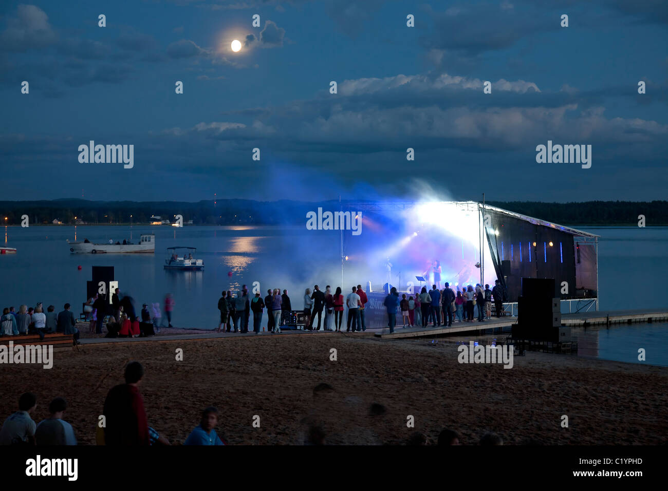 Concert en plein air par le lac set la nuit, Tallinn, Estonie Banque D'Images