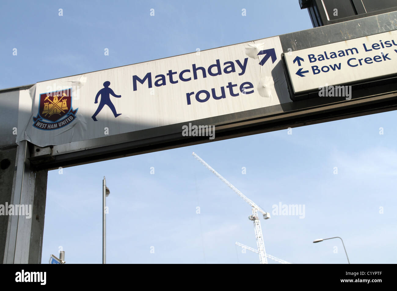 UK.FOOTBALL MATCH DAY SIGNE POUR WEST HAM STADIUM À LA STATION CANNING TOWN À LONDRES Banque D'Images