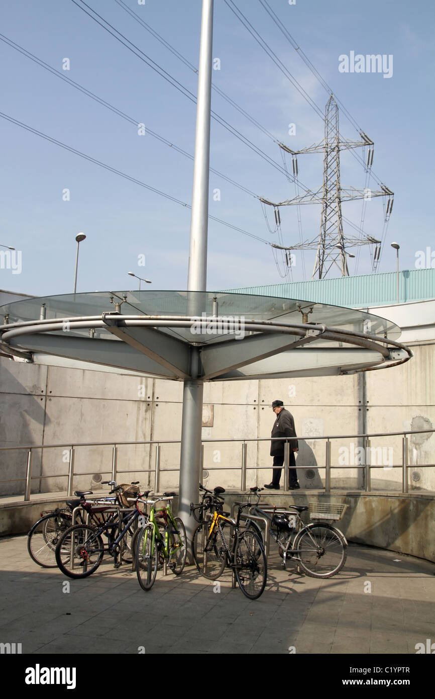 UK.Parking à vélos À LA STATION CANNING TOWN À LONDRES Banque D'Images