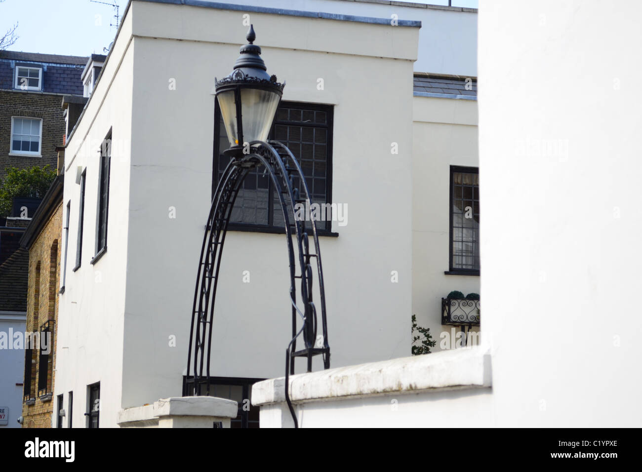 Passage de fer colorés avec une lampe sur le dessus sur cette mews house complex à Knightsbridge, Londres Banque D'Images