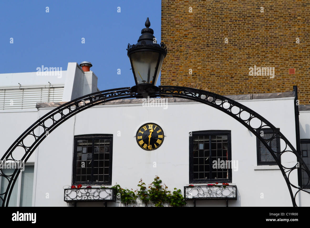 Mews house colorée à Knightsbridge, Londres, avec propre réveil et fer à repasser délicieux arch avec lampe sur le dessus. Banque D'Images