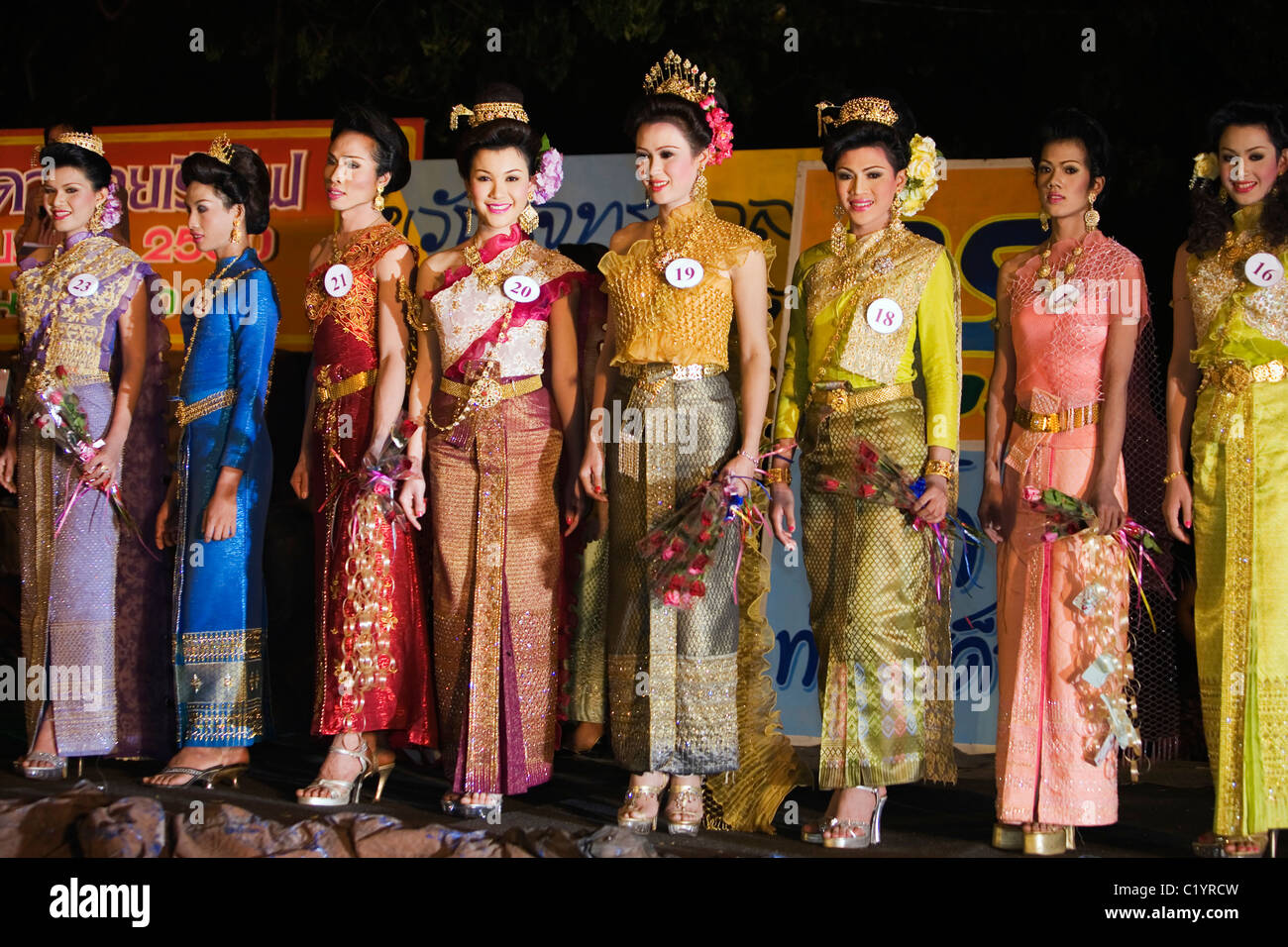 Entrants dans un concours de beauté kathoey dans Nong Khai, province de Nong Khai, Thaïlande. Banque D'Images