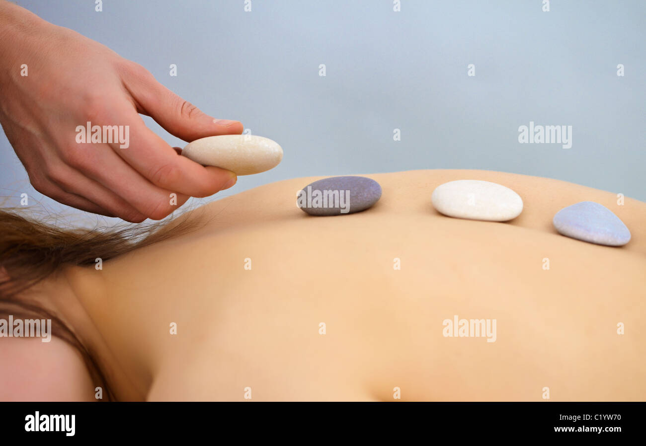 Procédure à l'aide de massage pierres rondes - Spa, Close up Banque D'Images