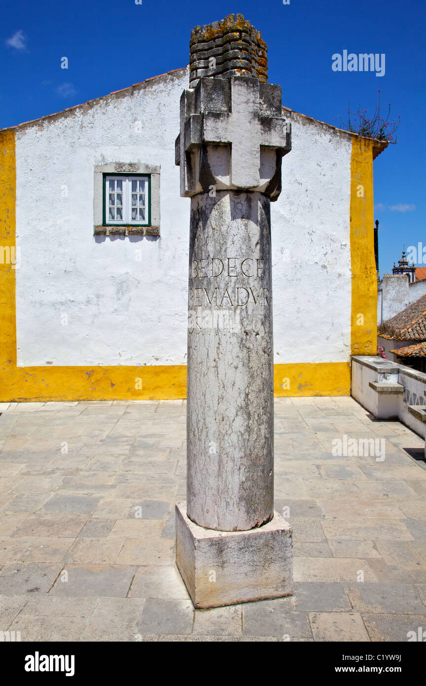 Pierres de pilori de la ville médiévale d'Obidos Banque D'Images