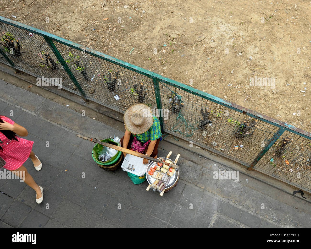 Colporteur vendant délicatesse thaïe , la rue , vie quotidienne , Bangkok, Thaïlande Banque D'Images