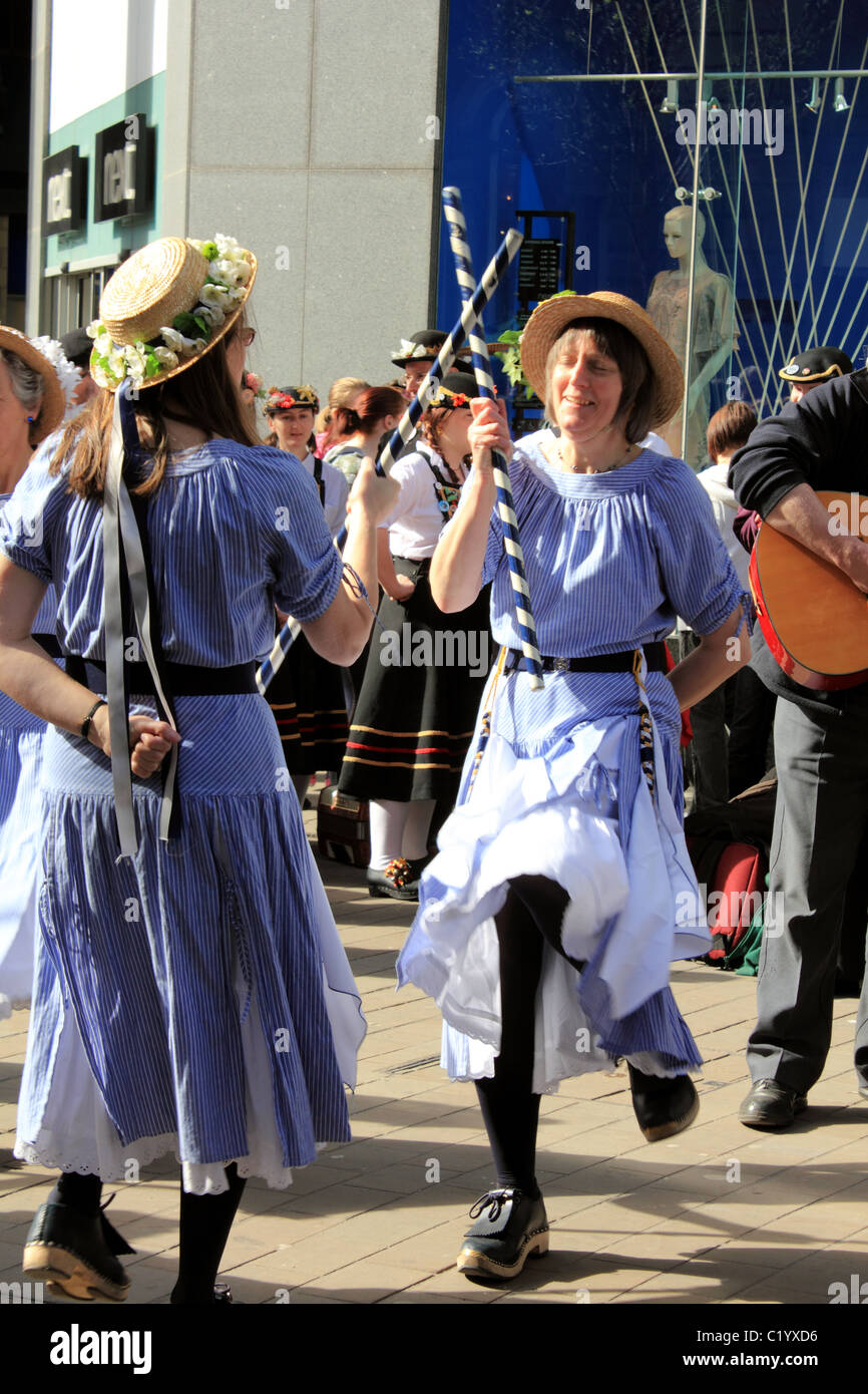 Morris Dancers danses folkloriques traditionnelles britanniques Banque D'Images