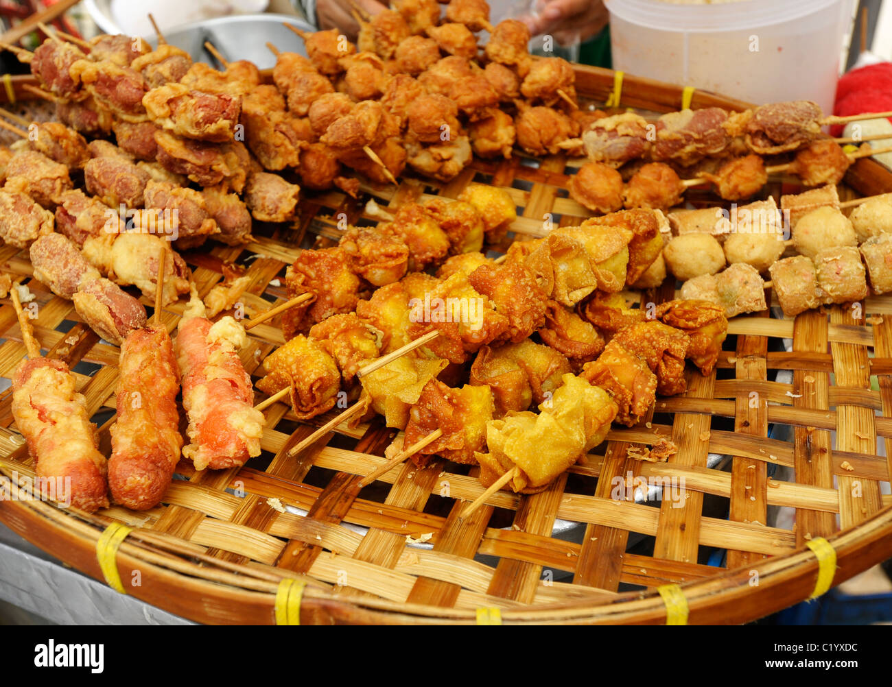 Snacks frits dans la pâte , rue des collations , Bangkok, Thaïlande Banque D'Images