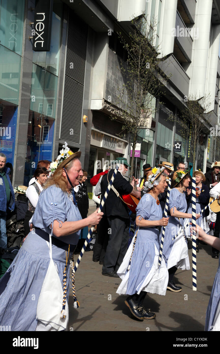 Morris Dancers danses folkloriques traditionnelles britanniques Banque D'Images