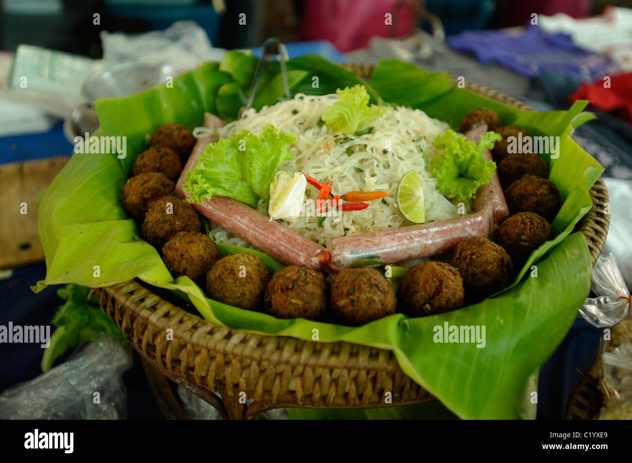Yam Nam ( salade de porc aigre), food court , Bangkok, Thaïlande Banque D'Images