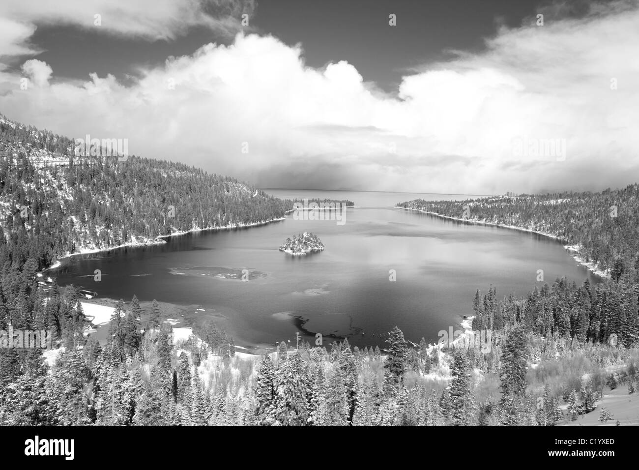 Scène hivernale d'un lac alpin sur le rivage ouest (et côté Californie) du lac Tahoe.Emerald Bay et Fannette Island, comté d'El Dorado, États-Unis. Banque D'Images